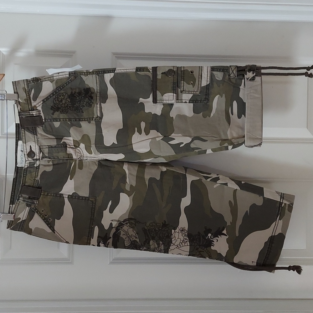 Fashion Bug size 6 camo pants cropped